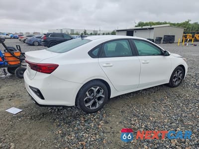 Trzecie zdjęcie samochodu z tyłu: 2021 KIA FORTE LXS VIN:3KPF24AD3ME304076 - miniatura