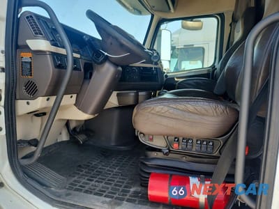 Zdjęcie 8 z 10 samochodu: 2018 VOLVO VNL SEMI TRUCK VIN:4V4NC9EH4JN984195 - miniatura