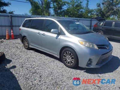Czwarte zdjęcie samochodu z boku: 2019 TOYOTA SIENNA XLE 8-PASSENGER VIN:5TDYZ3DC4KS993128 - miniatura