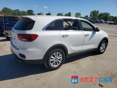 Trzecie zdjęcie samochodu z tyłu: 2019 KIA SORENTO LX V6 VIN:5XYPG4A53KG566503 - miniatura