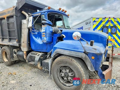 Zdjęcie 9 z 10 samochodu: 1998 MACK RD DUMP TRUCK VIN:1M2P267C4WM036153 - miniatura