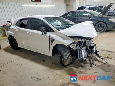 Czwarte zdjęcie samochodu z boku: 2025 TOYOTA GR COROLLA PREMIUM VIN:JTNABAAE9SA019718 - miniatura