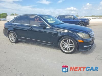 Czwarte zdjęcie samochodu z boku: 2012 MERCEDES-BENZ C 250 VIN:WDDGF4HB9CR232791 - miniatura