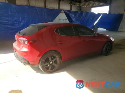Trzecie zdjęcie samochodu z tyłu: 2021 MAZDA 3 PREMIUM VIN:JM1BPAML3M1306947 - miniatura