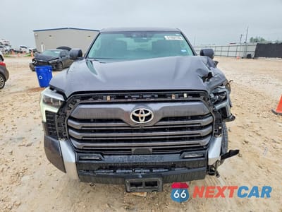 Piąte zdjęcie samochodu w środku: 2024 TOYOTA TUNDRA CREWMAX LIMITED VIN:5TFJA5EC0RX023882 - miniatura