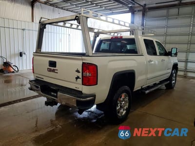 Trzecie zdjęcie samochodu z tyłu: 2019 GMC SIERRA K2500 SLT VIN:1GT12REG8KF262342 - miniatura