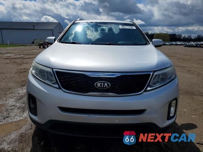 Piąte zdjęcie samochodu w środku: 2014 KIA SORENTO LX VIN:5XYKT4A62EG481039 - miniatura