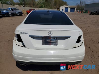 Zdjęcie 6 z 13 samochodu: 2014 MERCEDES-BENZ C 250 VIN:WDDGJ4HB3EG195833 - miniatura