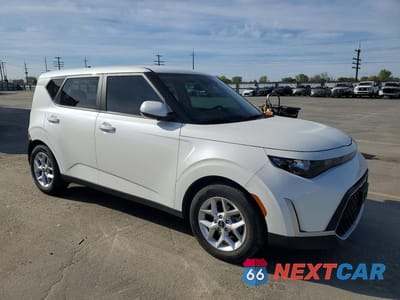 Czwarte zdjęcie samochodu z boku: 2023 KIA SOUL S VIN:KNDJ23AU6P7838391 - miniatura