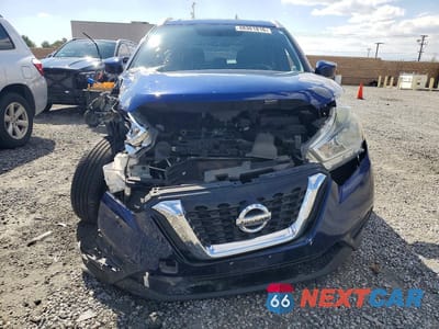 Piąte zdjęcie samochodu w środku: 2019 NISSAN KICKS SV VIN:3N1CP5CU5KL503522 - miniatura