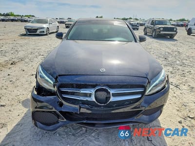 Piąte zdjęcie samochodu w środku: 2018 MERCEDES-BENZ C 300 VIN:55SWF4JB1JU275720 - miniatura