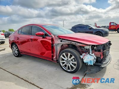 Czwarte zdjęcie samochodu z boku: 2023 MAZDA 3 PREMIUM VIN:3MZBPBDM9PM350017 - miniatura