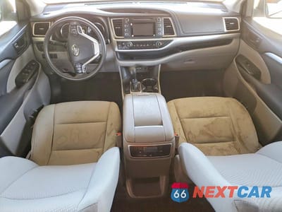 Zdjęcie 8 z 12 samochodu: 2019 TOYOTA HIGHLANDER LE VIN:5TDBZRFH9KS932049 - miniatura