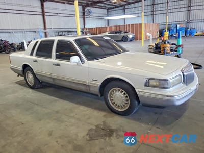 Czwarte zdjęcie samochodu z boku: 1997 LINCOLN TOWN CAR SIGNATURE VIN:1LNLM82W8VY655447 - miniatura