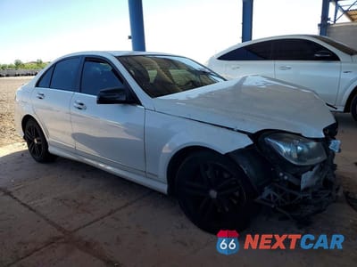 Czwarte zdjęcie samochodu z boku: 2014 MERCEDES-BENZ C 300 4MATIC VIN:WDDGF8AB8ER324141 - miniatura