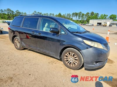 Czwarte zdjęcie samochodu z boku: 2015 TOYOTA SIENNA XLE 8-PASSENGER VIN:5TDYK3DC5FS667932 - miniatura