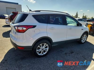 Trzecie zdjęcie samochodu z tyłu: 2018 FORD ESCAPE SEL VIN:1FMCU0HD1JUA42367 - miniatura