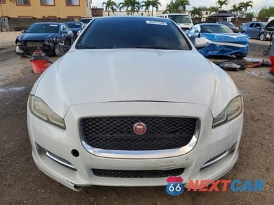 Piąte zdjęcie samochodu w środku: 2016 JAGUAR XJ VIN:SAJWA1C74G8W01849 - miniatura