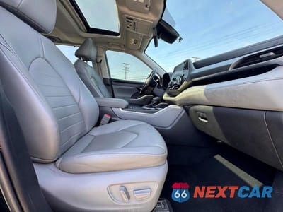 Piąte zdjęcie samochodu w środku: 2022 TOYOTA HIGHLANDER XLE VIN:5TDGZRBH5NS585173 - miniatura