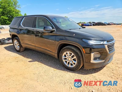 Czwarte zdjęcie samochodu z boku: 2022 CHEVROLET TRAVERSE LS VIN:1GNERFKW7NJ108205 - miniatura
