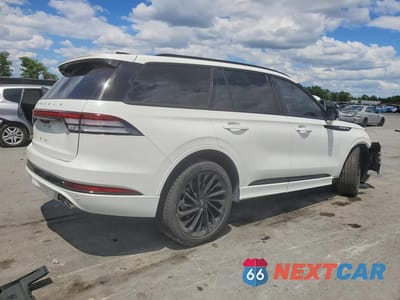 Trzecie zdjęcie samochodu z tyłu: 2025 LINCOLN AVIATOR RESERVE VIN:5LM5J7WC7SGL26801 - miniatura