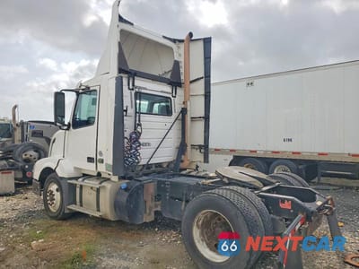 Trzecie zdjęcie samochodu z tyłu: 2016 VOLVO VNL SEMI TRUCK VIN:4V4N39TGXGN965492 - miniatura