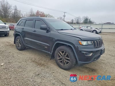 Czwarte zdjęcie samochodu z boku: 2016 JEEP GRAND CHEROKEE LAREDO VIN:1C4RJFAGXGC454381 - miniatura