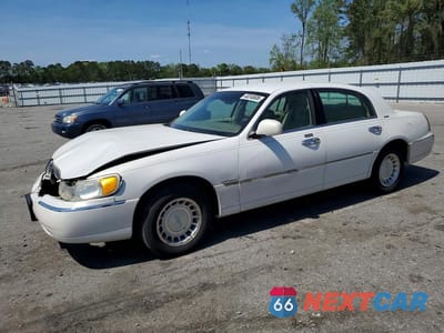 2000 LINCOLN TOWN CAR EXECUTIVE 1LNHM81WXYY935382 - główne zdjęcie licytacji z USA - miniatura