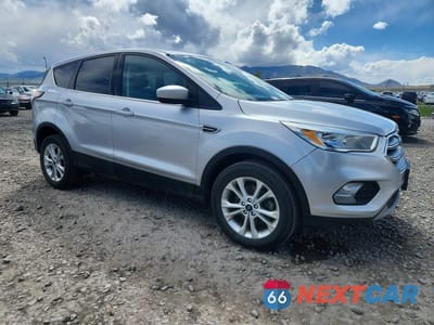 Czwarte zdjęcie samochodu z boku: 2017 FORD ESCAPE SE VIN:1FMCU0GD4HUE49322 - miniatura