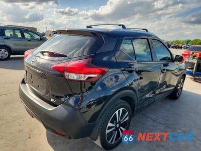 Trzecie zdjęcie samochodu z tyłu: 2018 NISSAN KICKS SV VIN:3N1CP5CU0JL511851 - miniatura