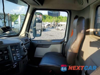 Piąte zdjęcie samochodu w środku: 2017 VOLVO VNL SEMI TRUCK VIN:4V4N39TG6HN988141 - miniatura