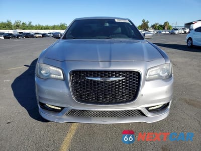 Piąte zdjęcie samochodu w środku: 2018 CHRYSLER 300 S VIN:2C3CCABG5JH137246 - miniatura