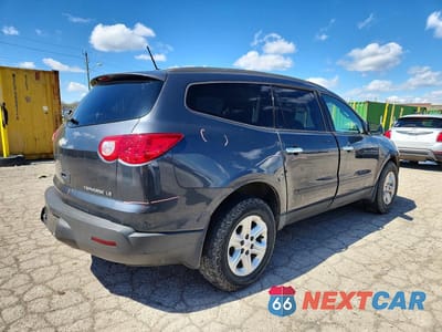 Trzecie zdjęcie samochodu z tyłu: 2011 CHEVROLET TRAVERSE LS VIN:1GNKVFED8BJ314959 - miniatura