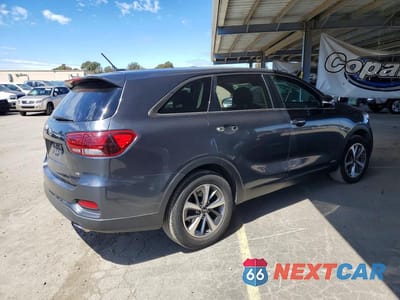 Trzecie zdjęcie samochodu z tyłu: 2020 KIA SORENTO S VIN:5XYPGDA58LG612120 - miniatura