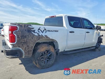 Trzecie zdjęcie samochodu z tyłu: 2024 CHEVROLET SILVERADO K1500 TRAIL BOSS CUSTOM VIN:3GCUDCED0RG362907 - miniatura