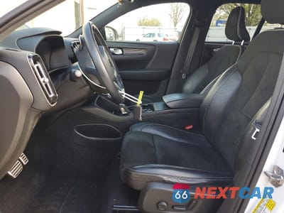Zdjęcie 7 z 13 samochodu: 2019 VOLVO XC40 T5 R-DESIGN VIN:YV4162UM9K2150463 - miniatura
