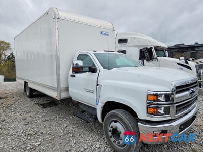 Czwarte zdjęcie samochodu z boku: 2021 CHEV SILVERADO MEDIUM DUTY VIN:1HTKHPVK8MH206763 - miniatura
