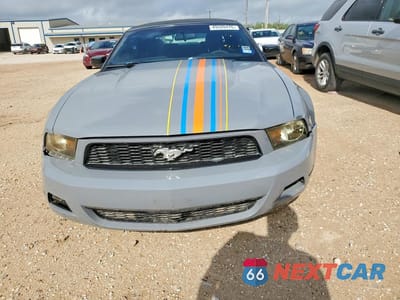 Piąte zdjęcie samochodu w środku: 2010 FORD MUSTANG VIN:1ZVBP8EN2A5177903 - miniatura