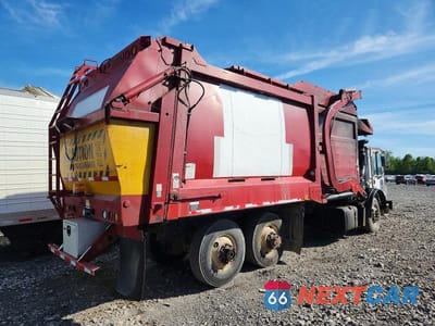 Czwarte zdjęcie samochodu z boku: 2014 MACK MRU600 REFUSE TRUCK VIN:1M2AV04C3EM010852 - miniatura
