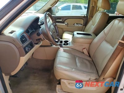 Zdjęcie 7 z 14 samochodu: 2013 CHEVROLET SUBURBAN C1500 LT VIN:1GNSCJE03DR103811 - miniatura