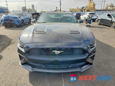 Piąte zdjęcie samochodu w środku: 2020 FORD MUSTANG VIN:1FA6P8TH7L5141960 - miniatura