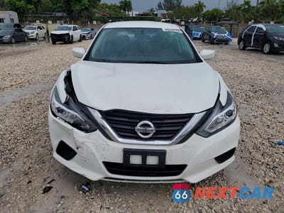 Piąte zdjęcie samochodu w środku: 2018 NISSAN ALTIMA 2.5 S VIN:1N4AL3AP3JC140235 - miniatura