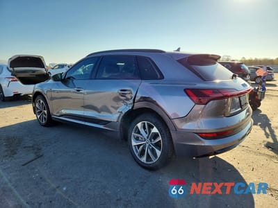 Drugie zdjęcie samochodu z przodu: 2021 AUDI E-TRON PREMIUM PLUS VIN:WA1LAAGEXMB010704 - miniatura