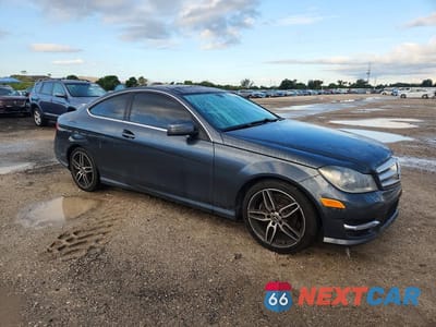 Czwarte zdjęcie samochodu z boku: 2013 MERCEDES-BENZ C 250 VIN:WDDGJ4HB9DG059818 - miniatura