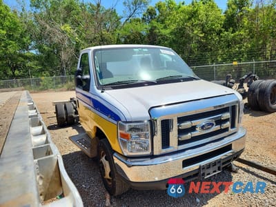 Czwarte zdjęcie samochodu z boku: 2018 FORD E450 TRUCK CAB AND CHASSIS VIN:1FDXE4FS9JDC23210 - miniatura