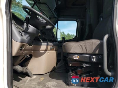 Piąte zdjęcie samochodu w środku: 2011 FREIGHTLINER CASCADIA 125 SEMI TRUCK VIN:1FUJGLDR6BLAZ4649 - miniatura