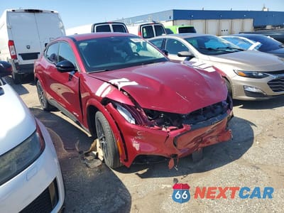 Czwarte zdjęcie samochodu z boku: 2025 FORD MUSTANG MACH-E PREMIUM VIN:3FMTK3SU5SMA12732 - miniatura