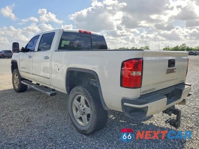 Drugie zdjęcie samochodu z przodu: 2015 GMC SIERRA K2500 DENALI VIN:1GT120E87FF152229 - miniatura