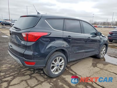 Trzecie zdjęcie samochodu z tyłu: 2019 FORD ESCAPE SE VIN:1FMCU0GDXKUB99771 - miniatura