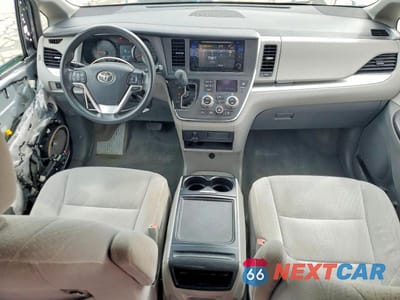 Zdjęcie 8 z 14 samochodu: 2017 TOYOTA SIENNA LE VIN:5TDKZ3DC0HS890335 - miniatura